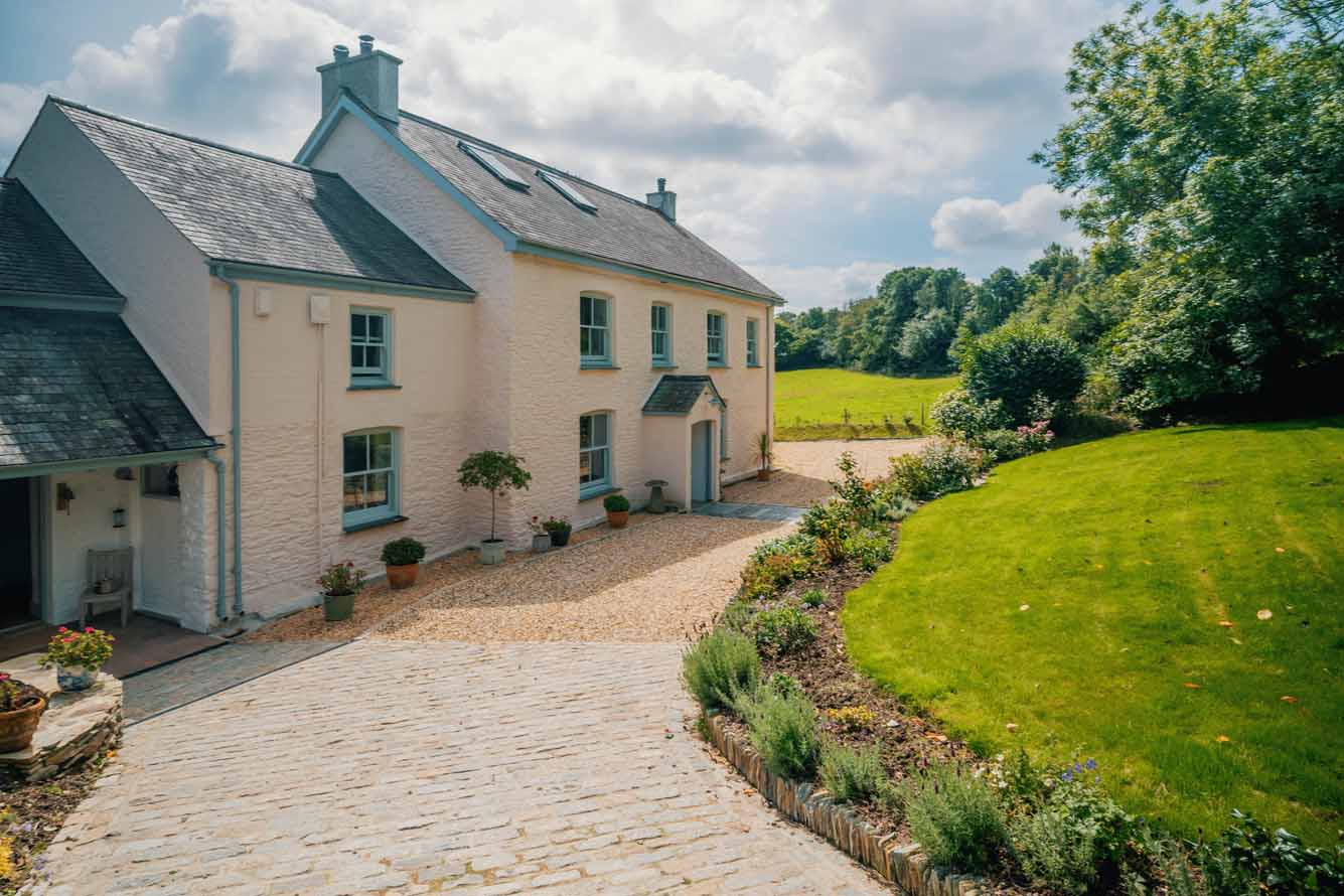 Side elevation showing landscaped gardens and modern outbuilding